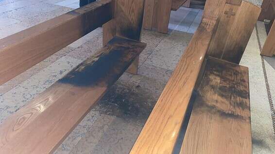 אחד הספסלים שניזוקו בהצתה // צילום: דוברות המשטרה